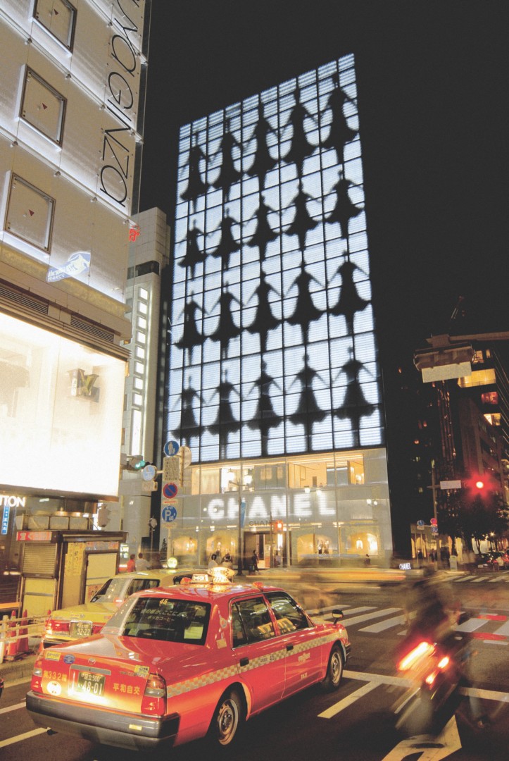 Michal Rovner, Weave, 2006. Installation view, Chanel Building, Ginza, Tokyo, Japan, 2006. Site-specific video installation.