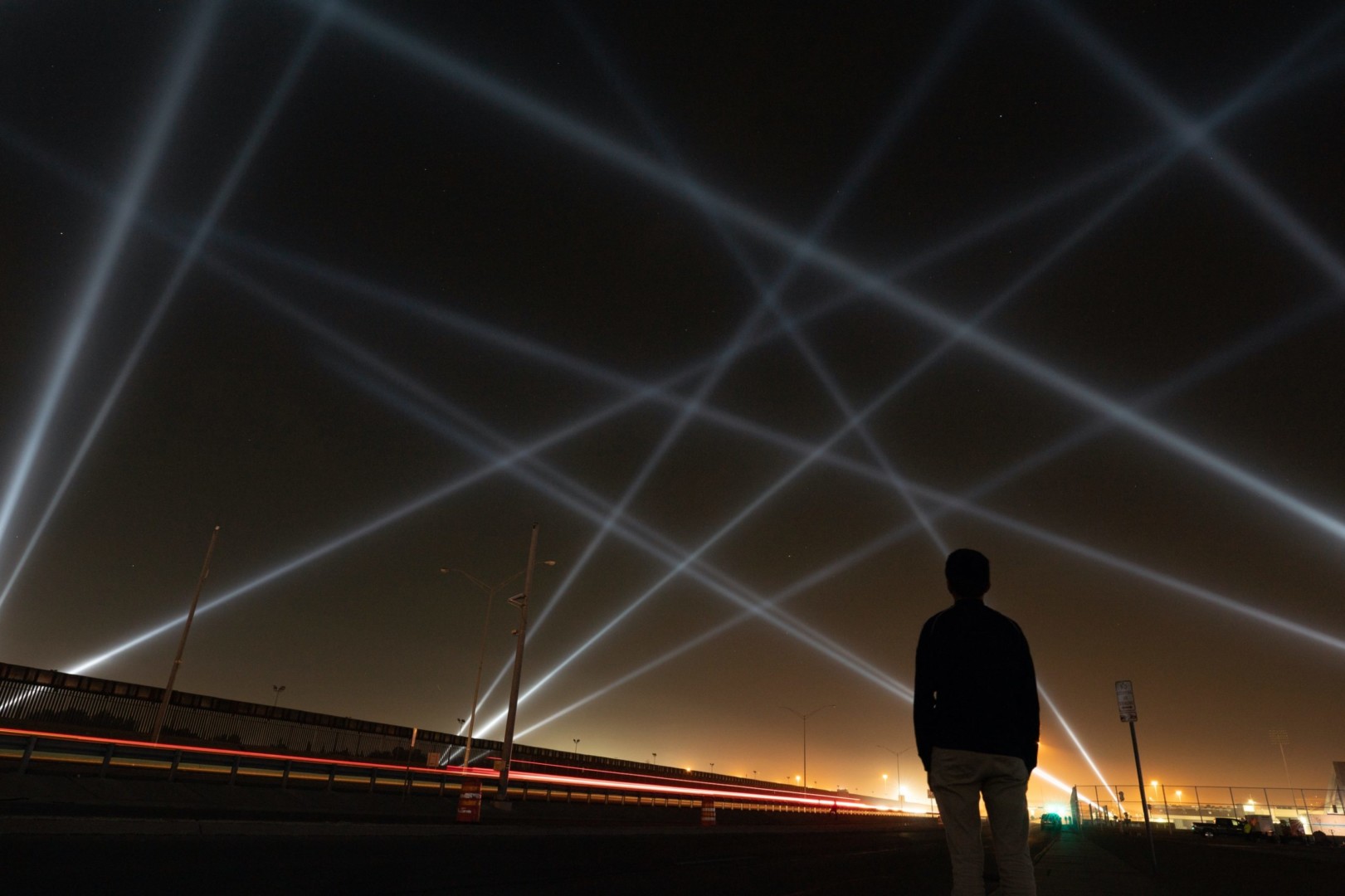 Rafael Lozano-Hemmer, “Border Tuner / Sintonizador Fronterizo, Relational Architecture 23”, 2019. Bowie High-School / Parque Chamizal, El Paso / Ciudad Juárez, Texas / Chihuahua, US / México, 2019.