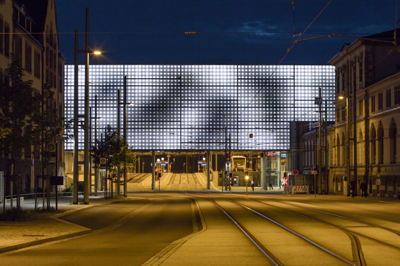 RANDOM INTERNATIONAL, Swarm Study / IX, 2016. Installed outside the Hauptbahnhof Chemnitz, Germany