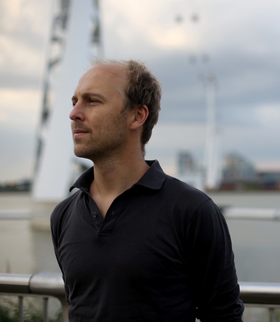 Portrait of artist Simon Heijdens
