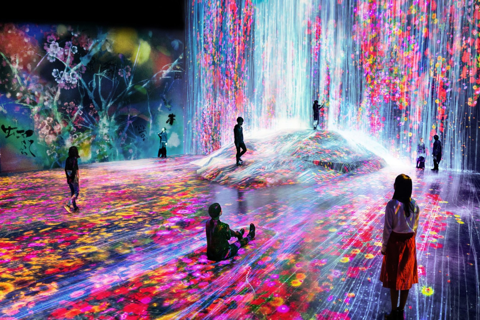 teamLab, Borderless, 2018. Exhibition view, MORI Building DIGITAL ART MUSEUM. Permanent, Tokyo, Japan